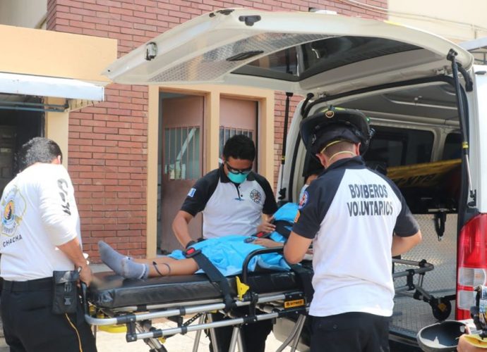 Bomberos Voluntarios continúan atendiendo a guatemaltecos en la emergencia