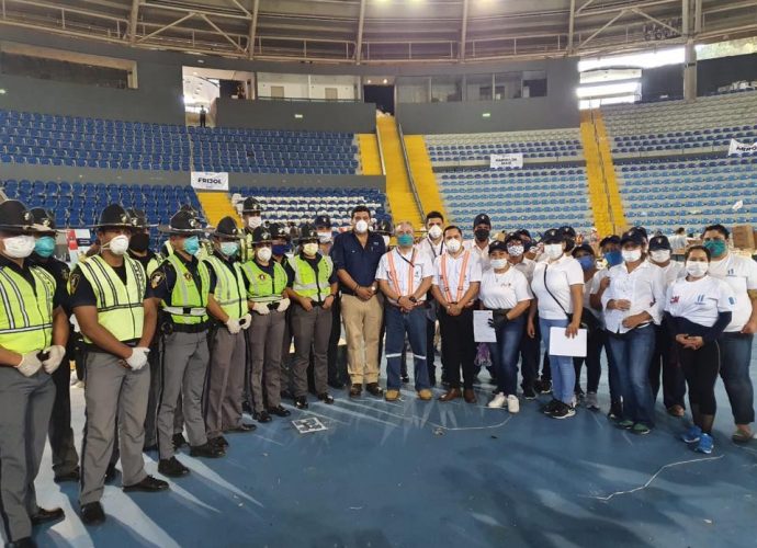 Personal del CIV se une al embalaje del kit #SaldremosAdelante