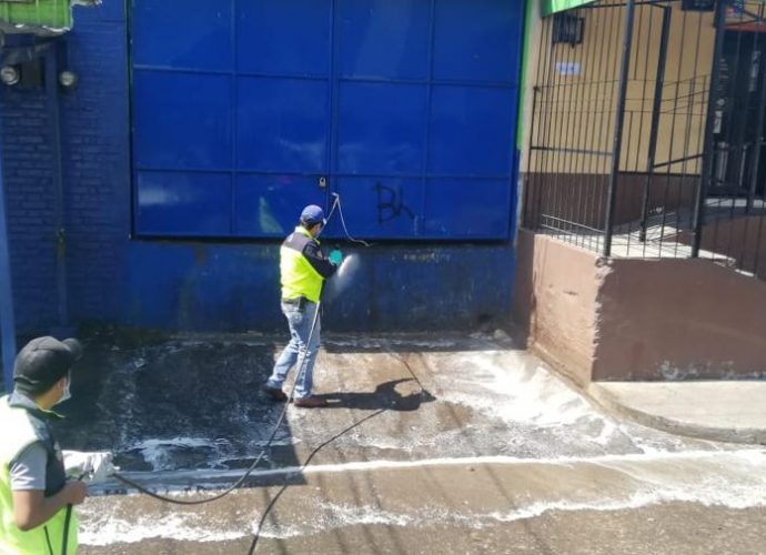Equipos de trabajo municipal intensifican labor de limpieza y fumigación de mercados municipales