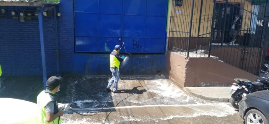 Equipos de trabajo municipal intensifican labor de limpieza y fumigación de mercados municipales