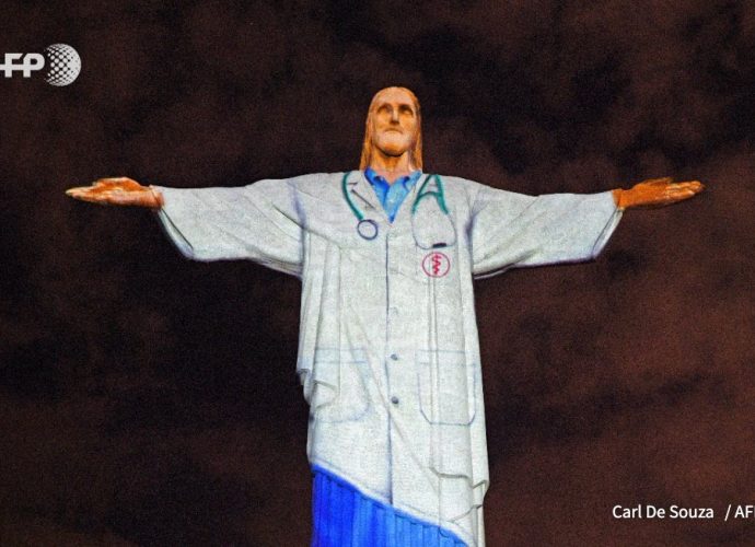 El Cristo Redentor de Brasil se viste de doctor para homenajear a los médicos