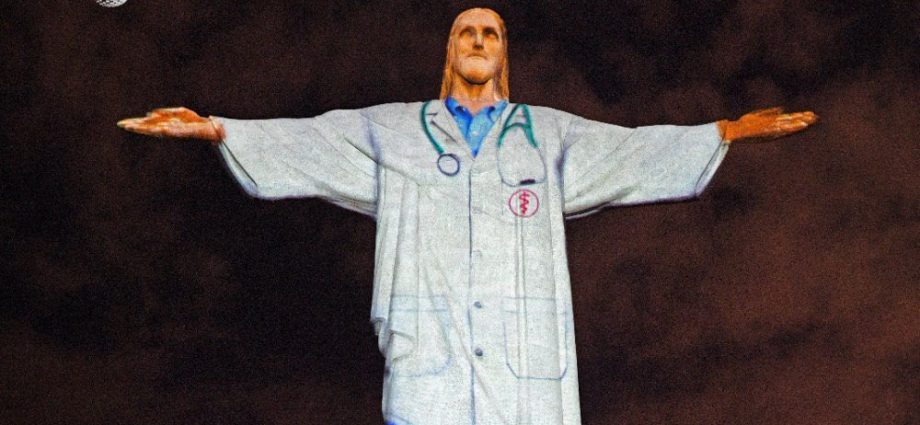 El Cristo Redentor de Brasil se viste de doctor para homenajear a los médicos