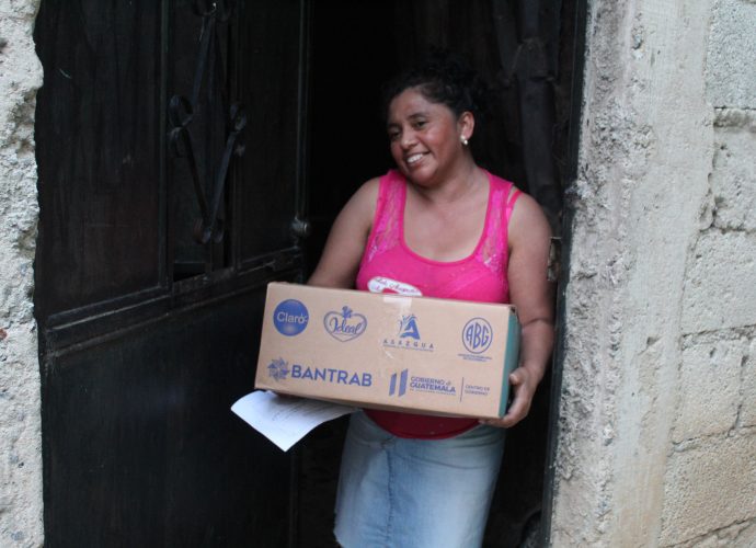 Más de 20 mil guatemaltecos reciben cajas de alimentos