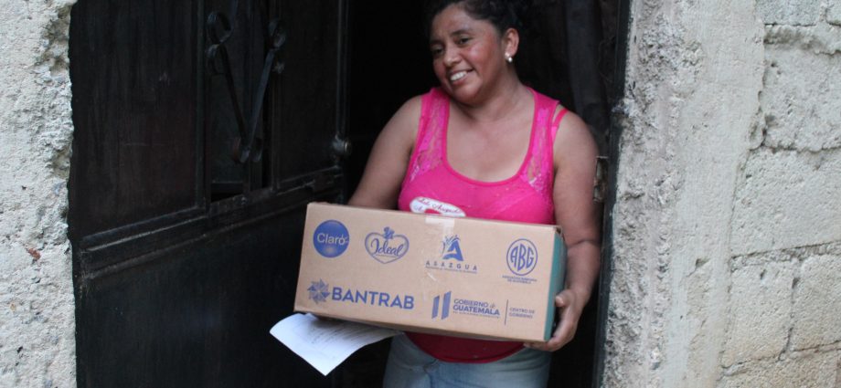 Más de 20 mil guatemaltecos reciben cajas de alimentos