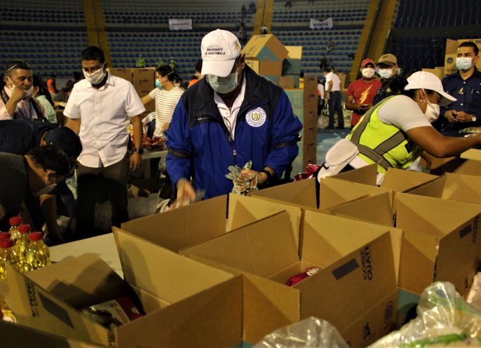 Gobierno de Guatemala continúa la elaboración de cajas con productos básicos para los más vulnerables