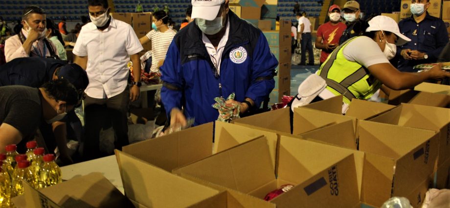 Gobierno de Guatemala continúa la elaboración de cajas con productos básicos para los más vulnerables