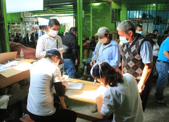 Trabajadores del MAGA colaboran con la distribución de mascarillas