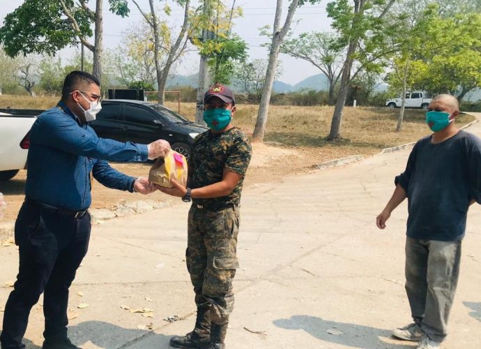 Empresa dona alimentos a personal del Ejército y voluntarios que construyen  hospital temporal de Petén