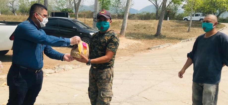 Empresa dona alimentos a personal del Ejército y voluntarios que construyen  hospital temporal de Petén
