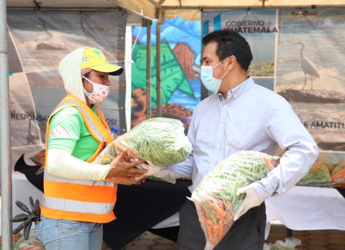 Entregan alimentos a clasificadores del vertedero KM 22-AMSA