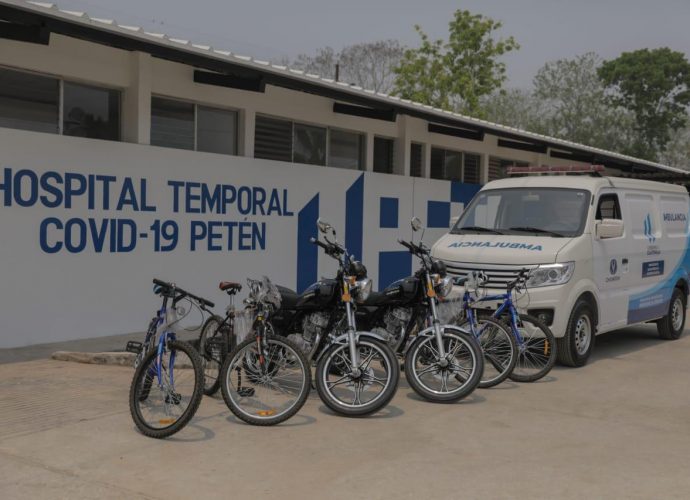 Presidente Giammattei visita el hospital temporal de Petén