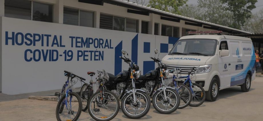 Presidente Giammattei visita el hospital temporal de Petén