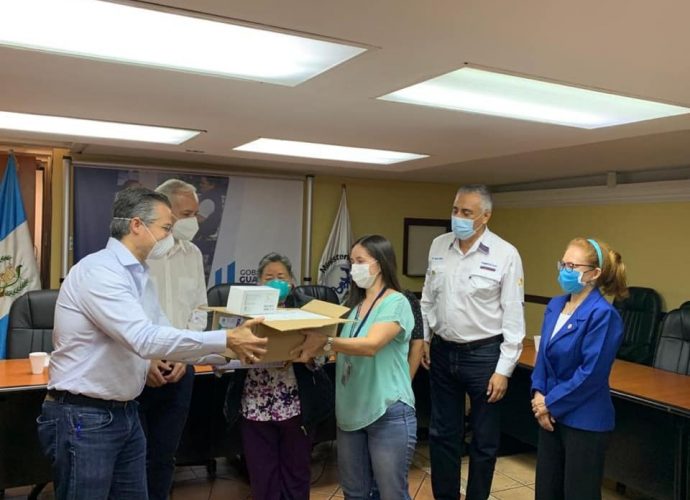 Fundesa entrega pruebas para coronavirus al Laboratiorio Nacional de Salud