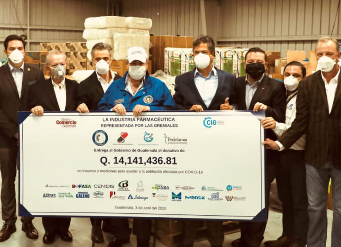 Presidente Giammattei recibe donativo de 14 millones de quetzales.