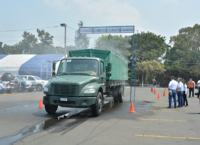 MAGA instala arco de desinfección para vehículos en el Domo Polideportivo de la zona 13