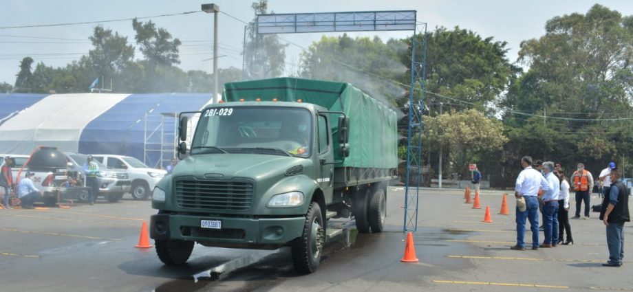 MAGA instala arco de desinfección para vehículos en el Domo Polideportivo de la zona 13
