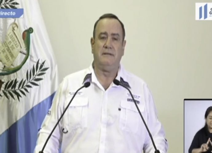 Presidente Giammattei restringe circulación fuera del departamento de domicilio