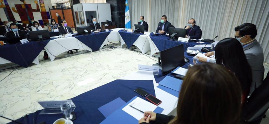 Gabinete Económico analiza medidas de apoyo a los guatemaltecos durante la crisis del COVID-19.