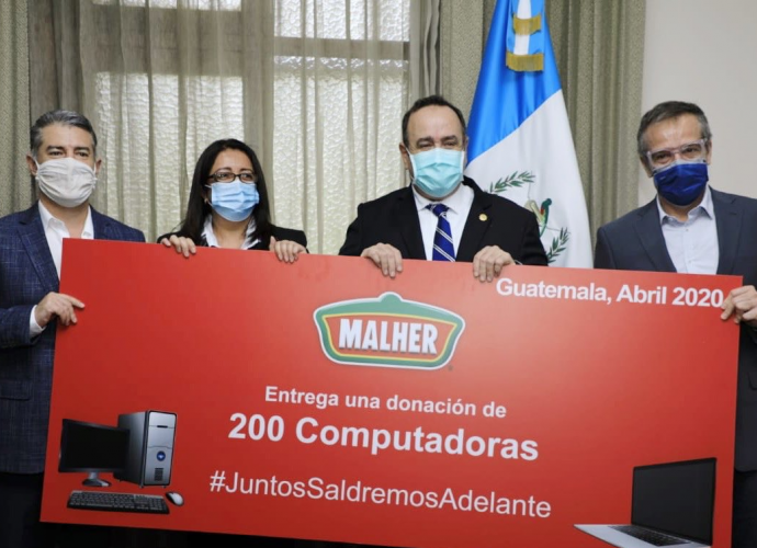 Presidente Giammattei recibe donativo que apoyará a la población estudiantil