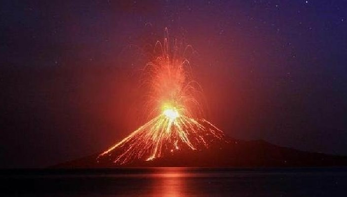 Erupción de Krakatoa desenlaza activación múltiple de volcanes en el Cinturón de Fuego
