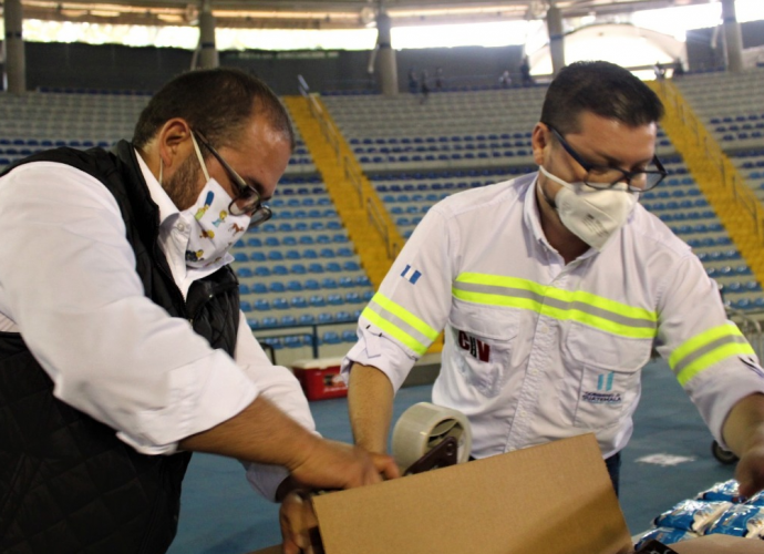 Titular del CIV participa en el embalaje de los últimos Kits «Juntos Saldremos Adelante»