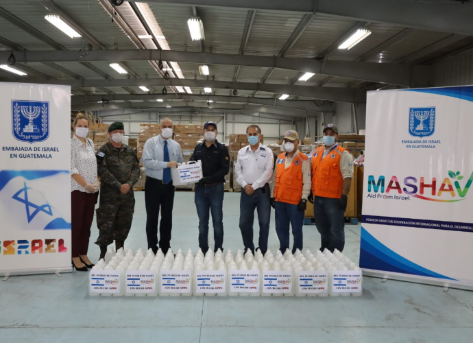MSPAS recibe donación de galones de alcohol en gel por parte de la Embajada de Israel