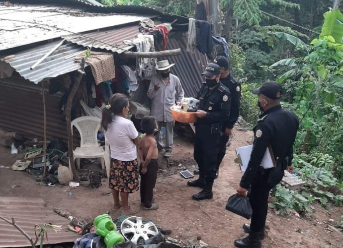 Policías donan víveres a familia de Huehuetenango
