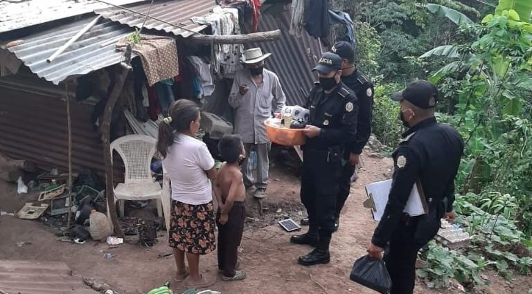 Policías donan víveres a familia de Huehuetenango