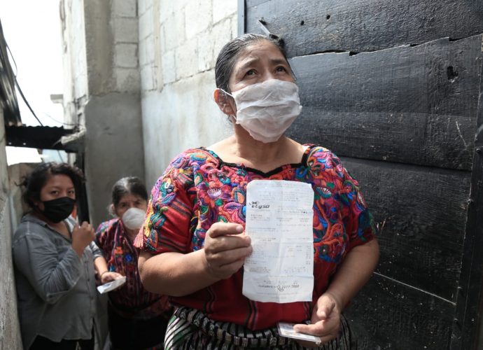 Familias guatemaltecas inician a recibir el Bono Familia