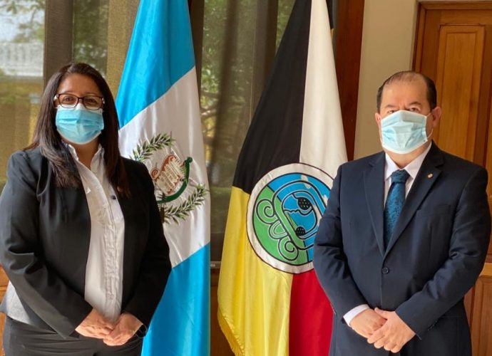 Ministra de Educación recibe visita del representante de  la OEA en Guatemala para abordar temas educativos