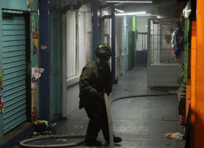 Controlan incendio en el Mercado Santa Fe