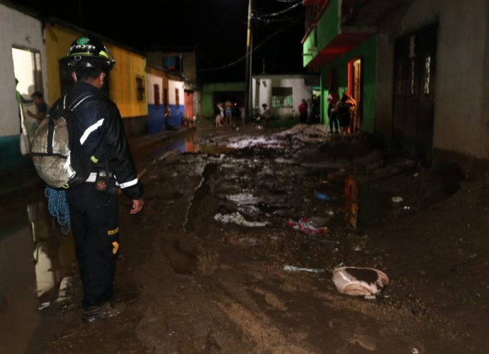 Más de 100 personas resultaron afectadas por inundaciones súbitas a causa de fuertes lluvias