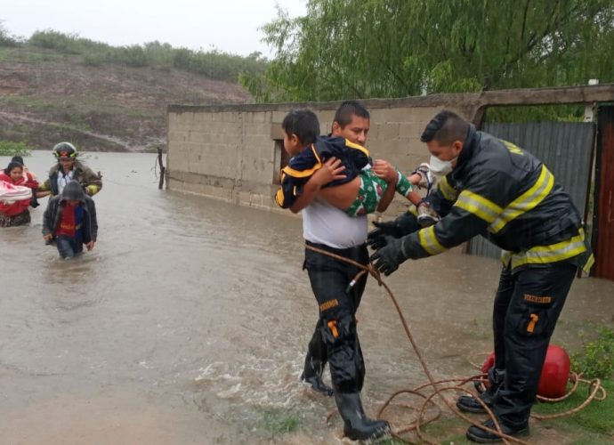 Bomberos Voluntarios evacúan a familias afectadas por inundaciones en Jalapa