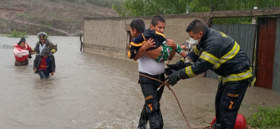 Bomberos Voluntarios evacúan a familias afectadas por inundaciones en Jalapa