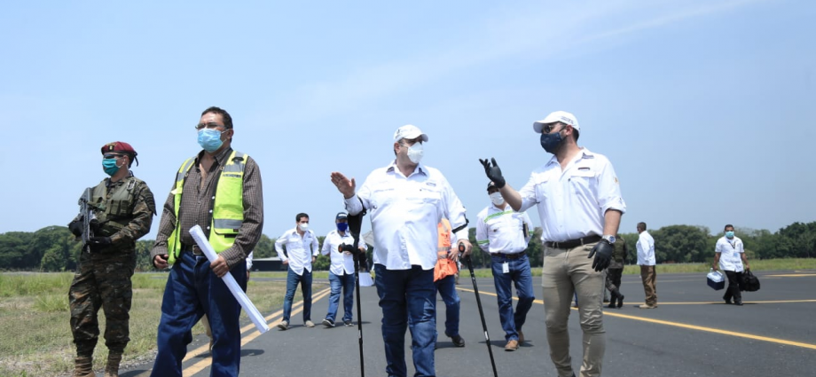 Presidente Giammattei anuncia trabajos en el aeródromo de Escuintla