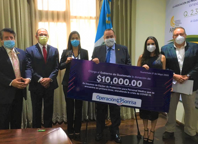 Donativo de insumos y equipo de protección para médicos que combaten el COVID-19 es recibido por el Gobierno de Guatemala