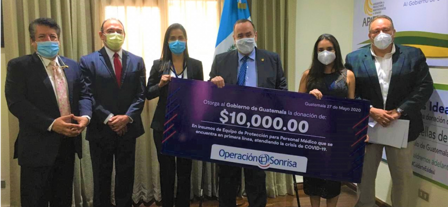 Donativo de insumos y equipo de protección para médicos que combaten el COVID-19 es recibido por el Gobierno de Guatemala