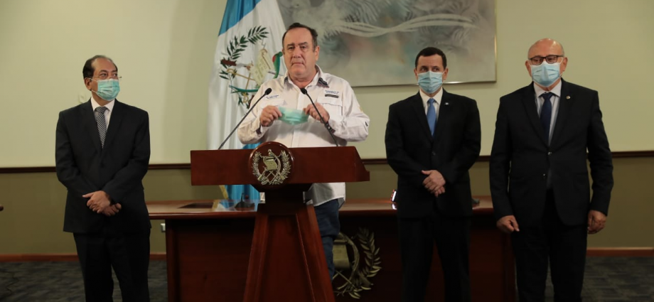 Presidente Giammattei anuncia a los guatemaltecos el diferido de pagos bancarios