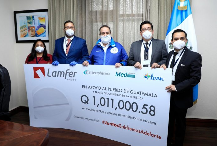 Presidente Giammattei recibe donativo para hospitales del país