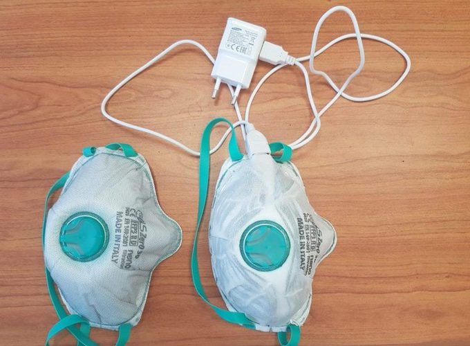 Científico israelí crea tecnología para limpiar máscaras faciales utilizando energía de un cargador de teléfono