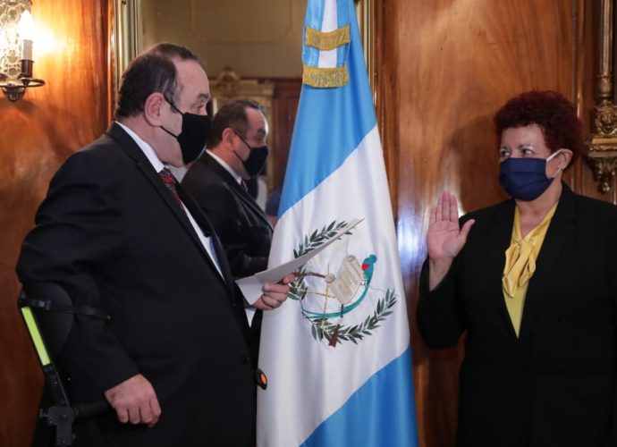 El Presidente Alejandro Giammattei juramentó a la nueva Ministra de Salud Pública