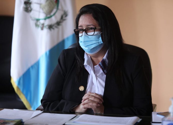 Ministra Claudia Ruiz destaca que el Mineduc hizo una rápida adecuación curricular para atender a los estudiantes en medio del COVID-19