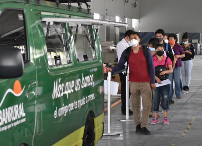 Instalan unidades móviles para solventar situaciones administrativas del personal médico del Hospital del Parque de la Industria