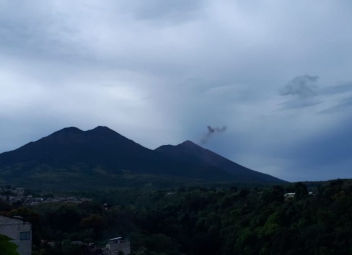 Alerta en el Volcán de Fuego por descenso de lahar en barranca seca