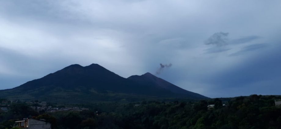 Alerta en el Volcán de Fuego por descenso de lahar en barranca seca