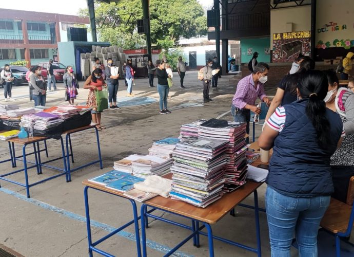 Mineduc continúa con la entrega de las guías de autoaprendizaje en municipios de Villa Canales y San José Pinula