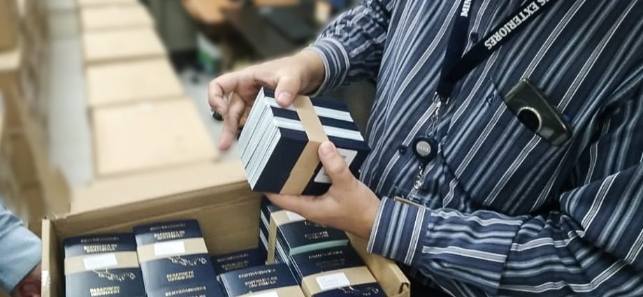Migración entrega cartillas a MINEX para emisión de pasaportes en el exterior