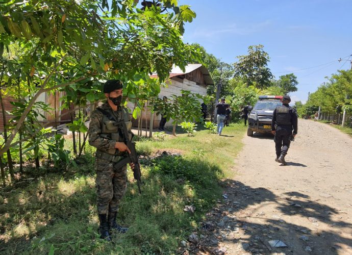 Ejército proporciona seguridad durante allanamientos en El Estor