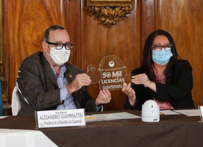 Entregan 50 mil licencias premium para docentes por parte de la empresa TOMi Inc.