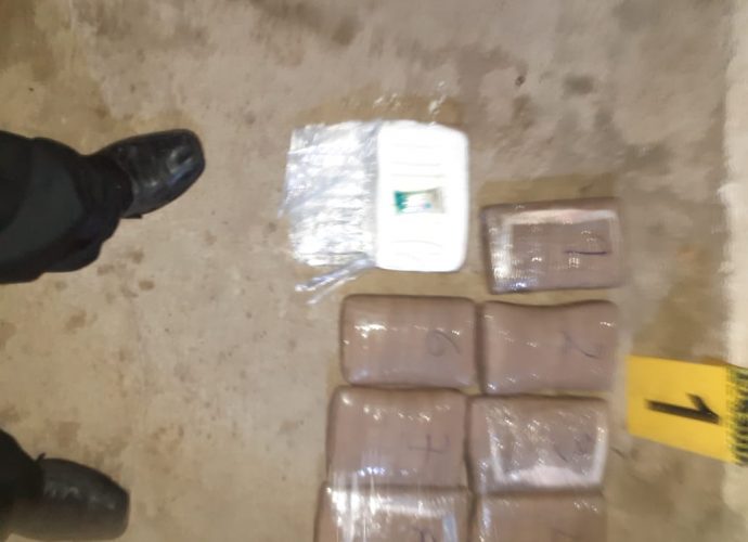 Localizan 8 paquetes de presunta cocaína en vehículo abandonado en Izabal